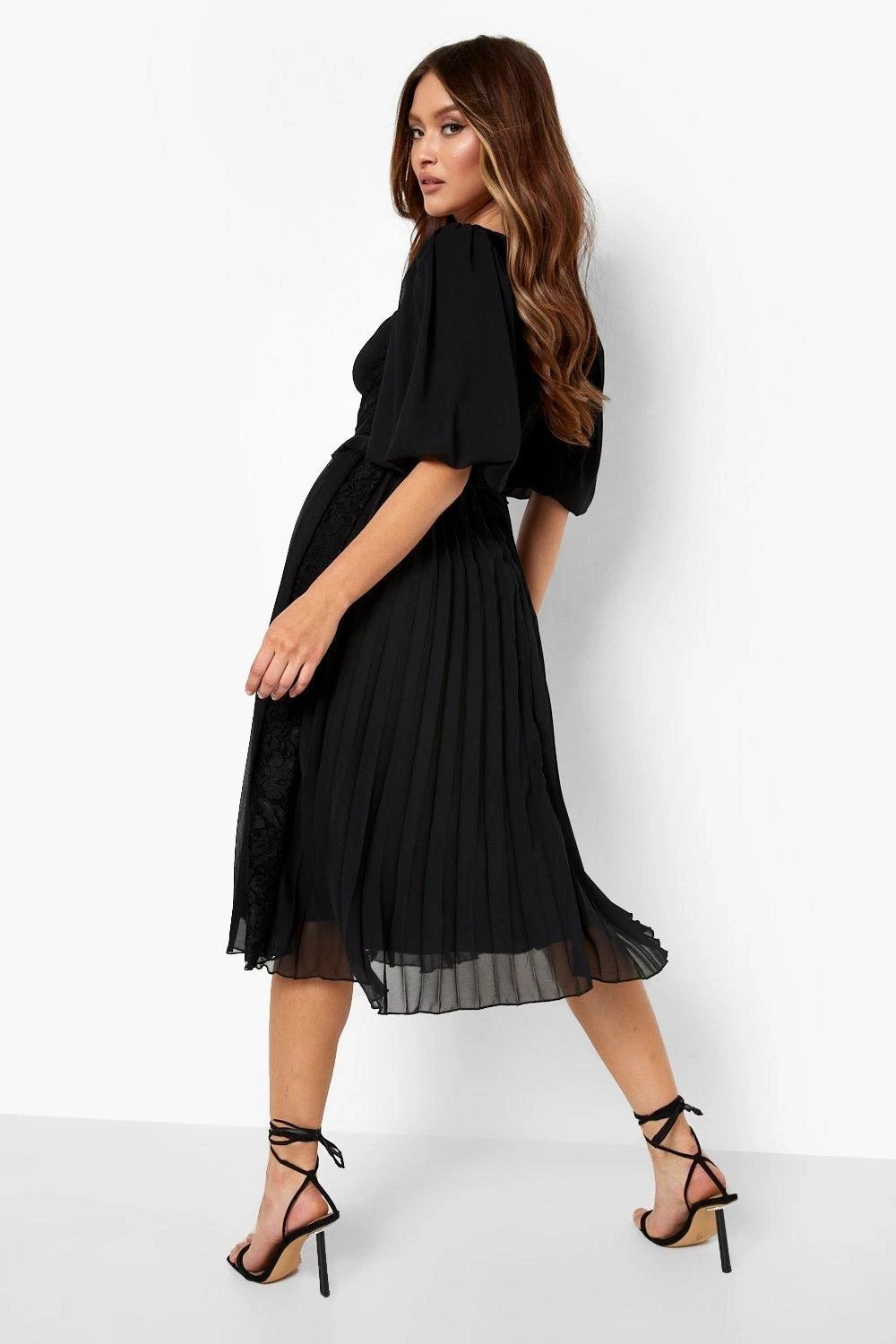 Kurzärmliges Midi-Smokkleid 4 Kurzärmliges Midi-Smokkleid – Bild 2