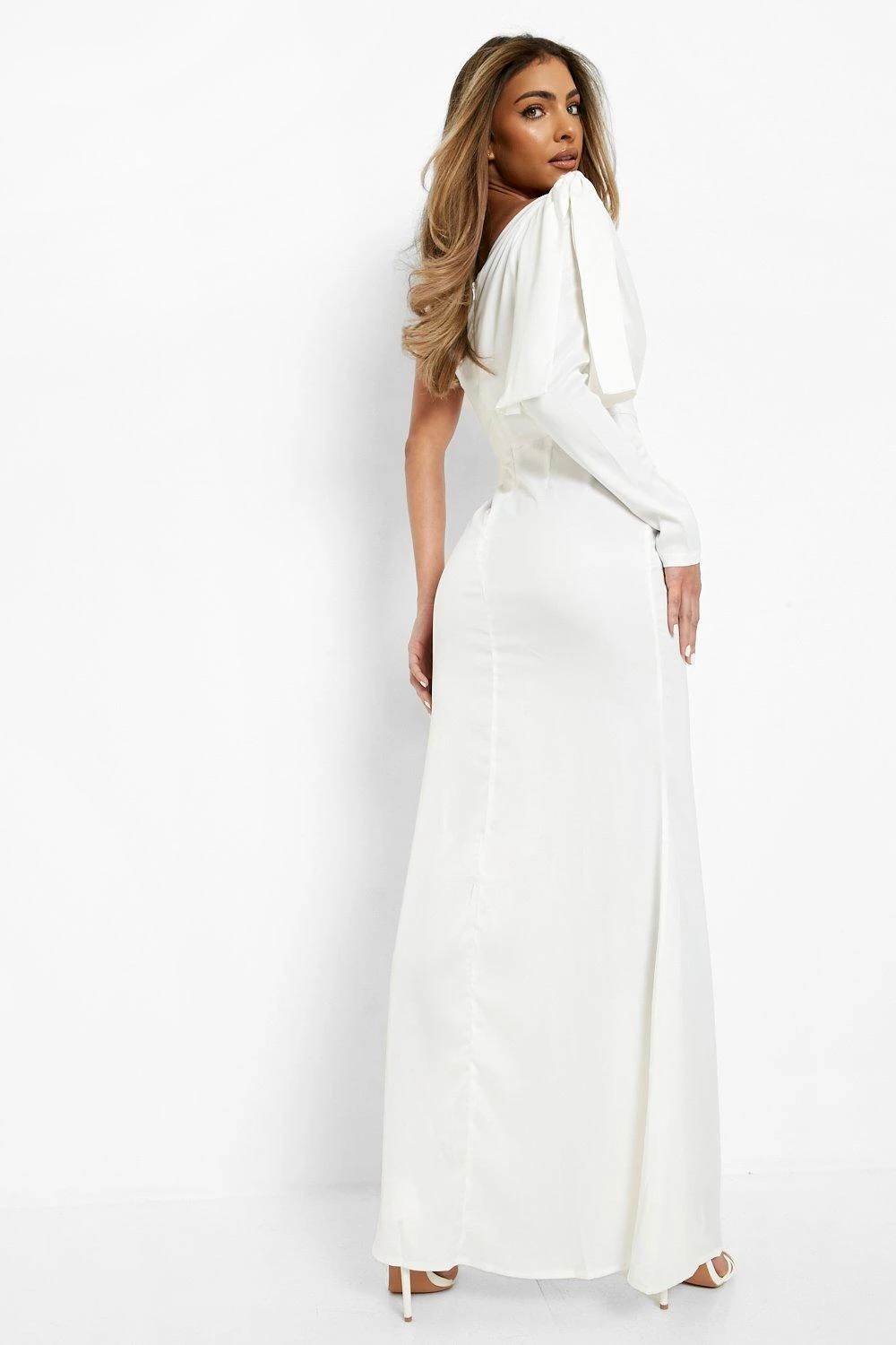 Einärmliges Satin-Maxikleid Mit Drapiertem Detail 4 Einärmliges Satin-Maxikleid Mit Drapiertem Detail – Bild 2