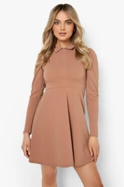 Langärmliges Skaterkleid Mit Kragen