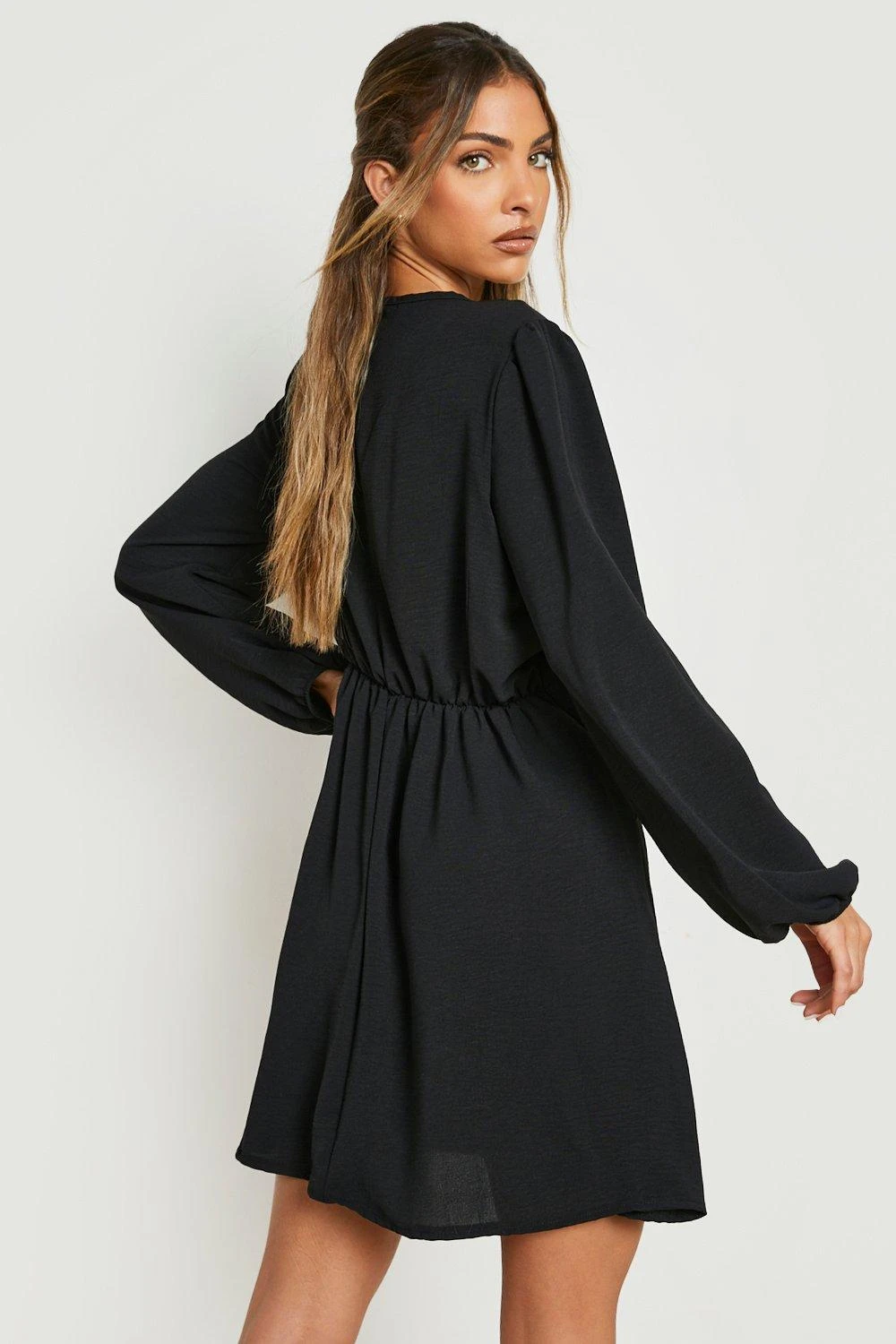 Langärmliges Skaterkleid Mit Twist Vorne 4 Langärmliges Skaterkleid Mit Twist Vorne – Bild 2