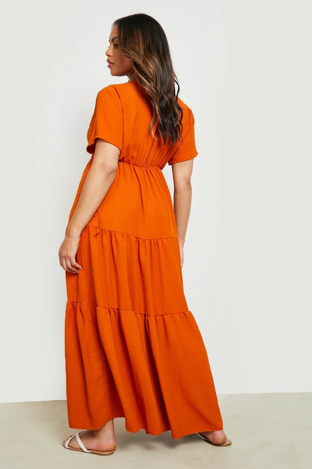 Plus Gestuftes Midikleid Mit Schnür-Detail 4 Plus Gestuftes Midikleid Mit Schnür-Detail – Bild 2