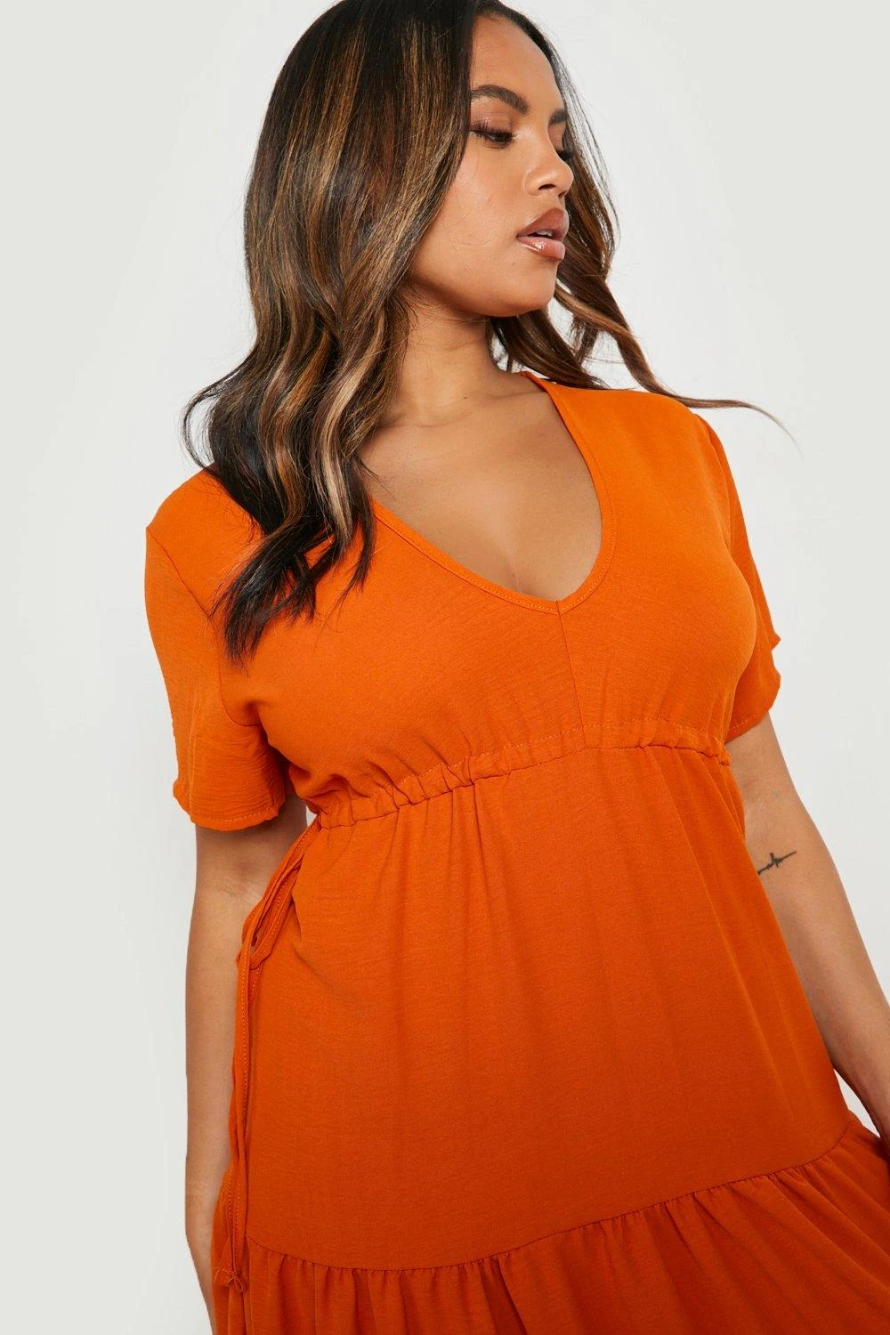 Plus Gestuftes Midikleid Mit Schnür-Detail 6 Plus Gestuftes Midikleid Mit Schnür-Detail – Bild 4