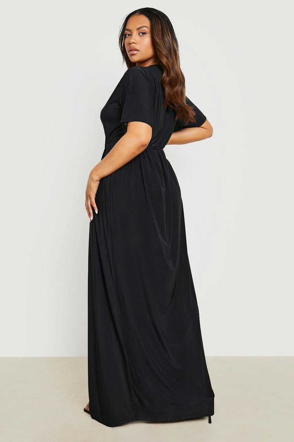 Plus Wickel-Maxikleid Mit Weiten Ärmeln 4 Plus Wickel-Maxikleid Mit Weiten Ärmeln – Bild 2