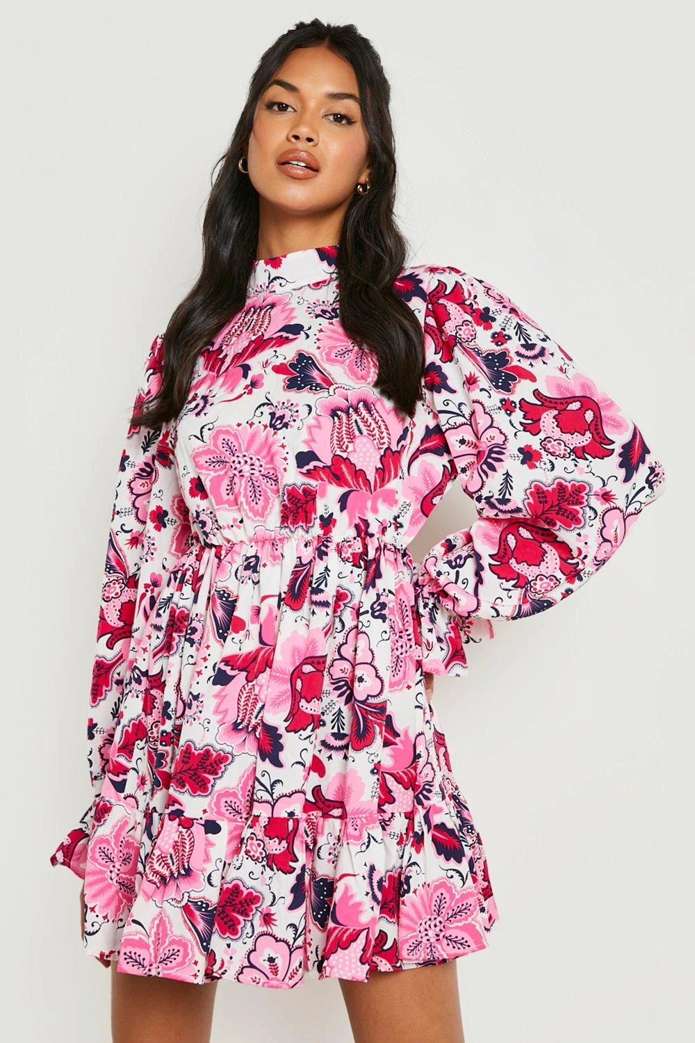 Hochgeschlossenes Rückenfreies Skaterkleid Mit Blumenprint 3 Hochgeschlossenes Rückenfreies Skaterkleid Mit Blumenprint