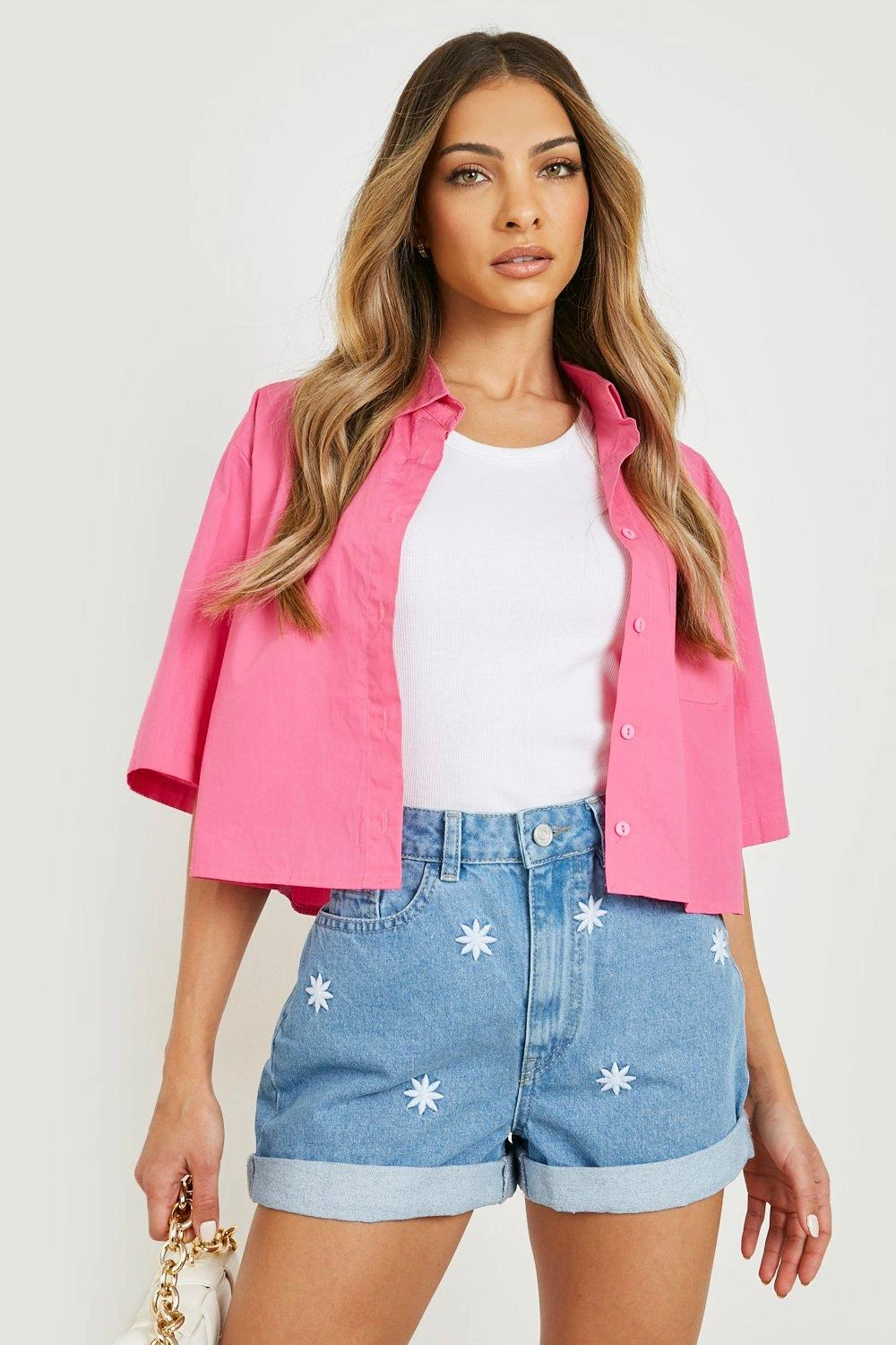 Mom-Jeansshorts Mit Hohem Bund Und Gänseblümchen-Stickerei 3 Mom-Jeansshorts Mit Hohem Bund Und Gänseblümchen-Stickerei