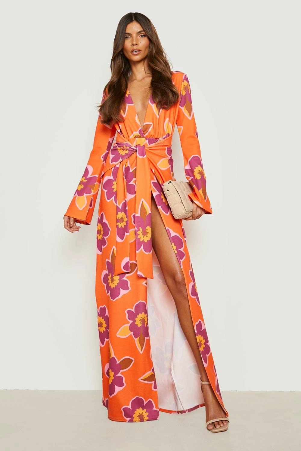 Florales Maxikleid Mit Drapiertem Detail Und Tiefem Ausschnitt 5 Florales Maxikleid Mit Drapiertem Detail Und Tiefem Ausschnitt – Bild 3