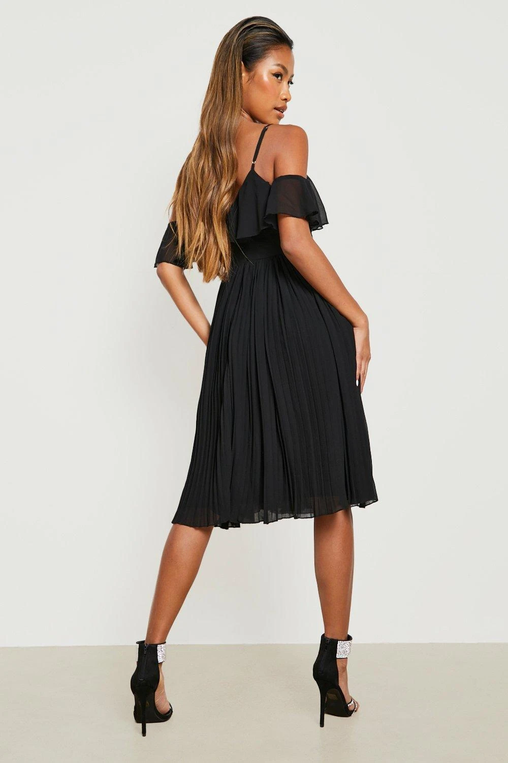 Schulterfreies Midi-Brautjungfernkleid Mit Rüschen 4 Schulterfreies Midi-Brautjungfernkleid Mit Rüschen – Bild 2