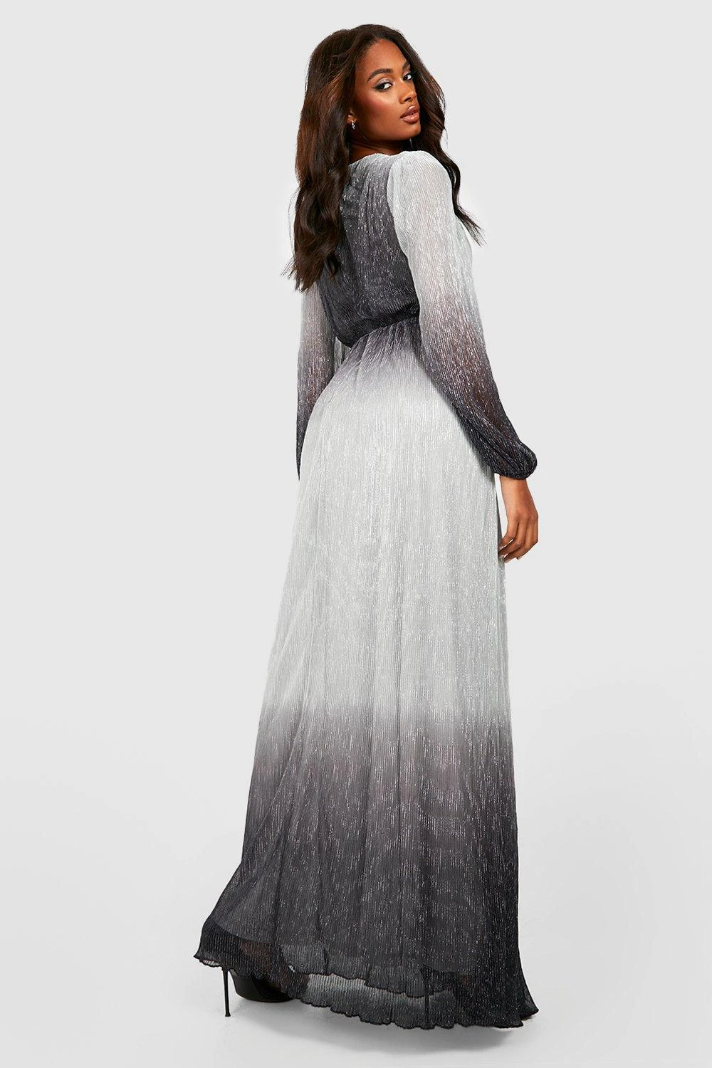 Metallic Cut-Out Maxikleid Mit Tiefem Ausschnitt 4 Metallic Cut-Out Maxikleid Mit Tiefem Ausschnitt – Bild 2