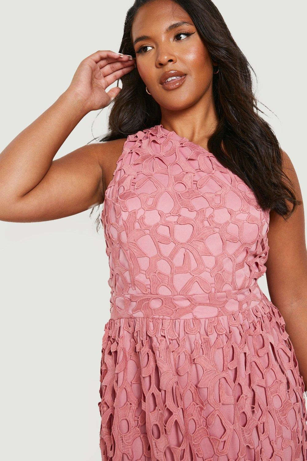 Plus Einärmliges Gehäkeltes Midikleid Aus Spitze 6 Plus Einärmliges Gehäkeltes Midikleid Aus Spitze – Bild 4