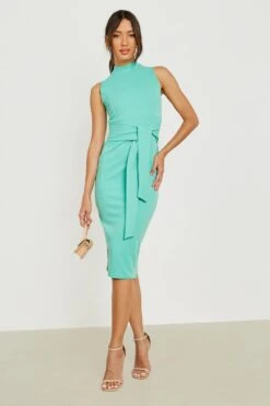Hochgeschlossenes ärmelloses Midikleid Mit Bindegürtel