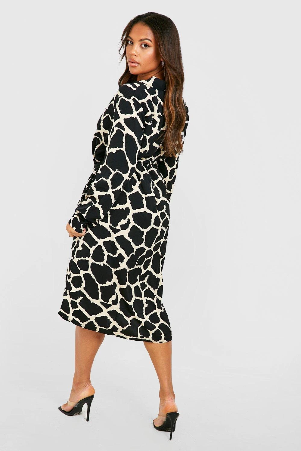 Plus Midi-Hemdkleid Mit Animalprint Und Gürtel 4 Plus Midi-Hemdkleid Mit Animalprint Und Gürtel – Bild 2