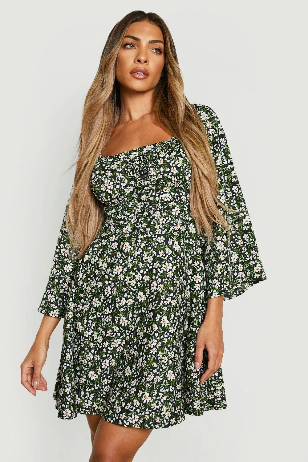 Florales Geschnürtes Skaterkleid Mit Langen Ärmeln 3 Florales Geschnürtes Skaterkleid Mit Langen Ärmeln