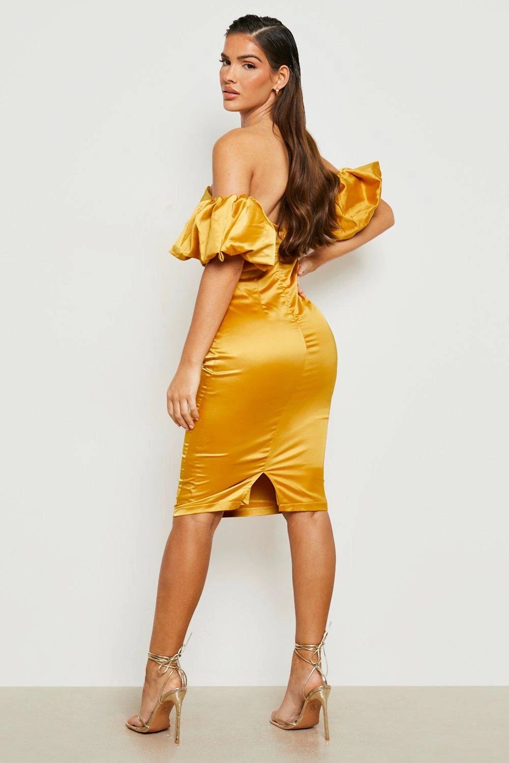 Schulterfreis Strukturieres Satin-Midikleid 4 Schulterfreis Strukturieres Satin-Midikleid – Bild 2