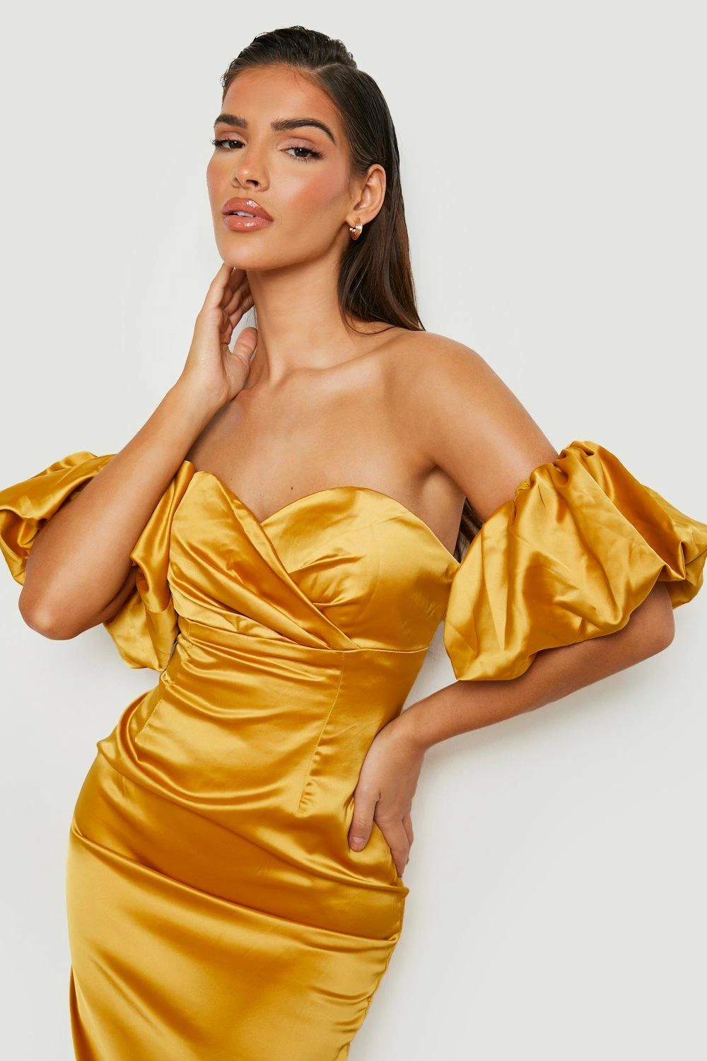 Schulterfreis Strukturieres Satin-Midikleid 6 Schulterfreis Strukturieres Satin-Midikleid – Bild 4