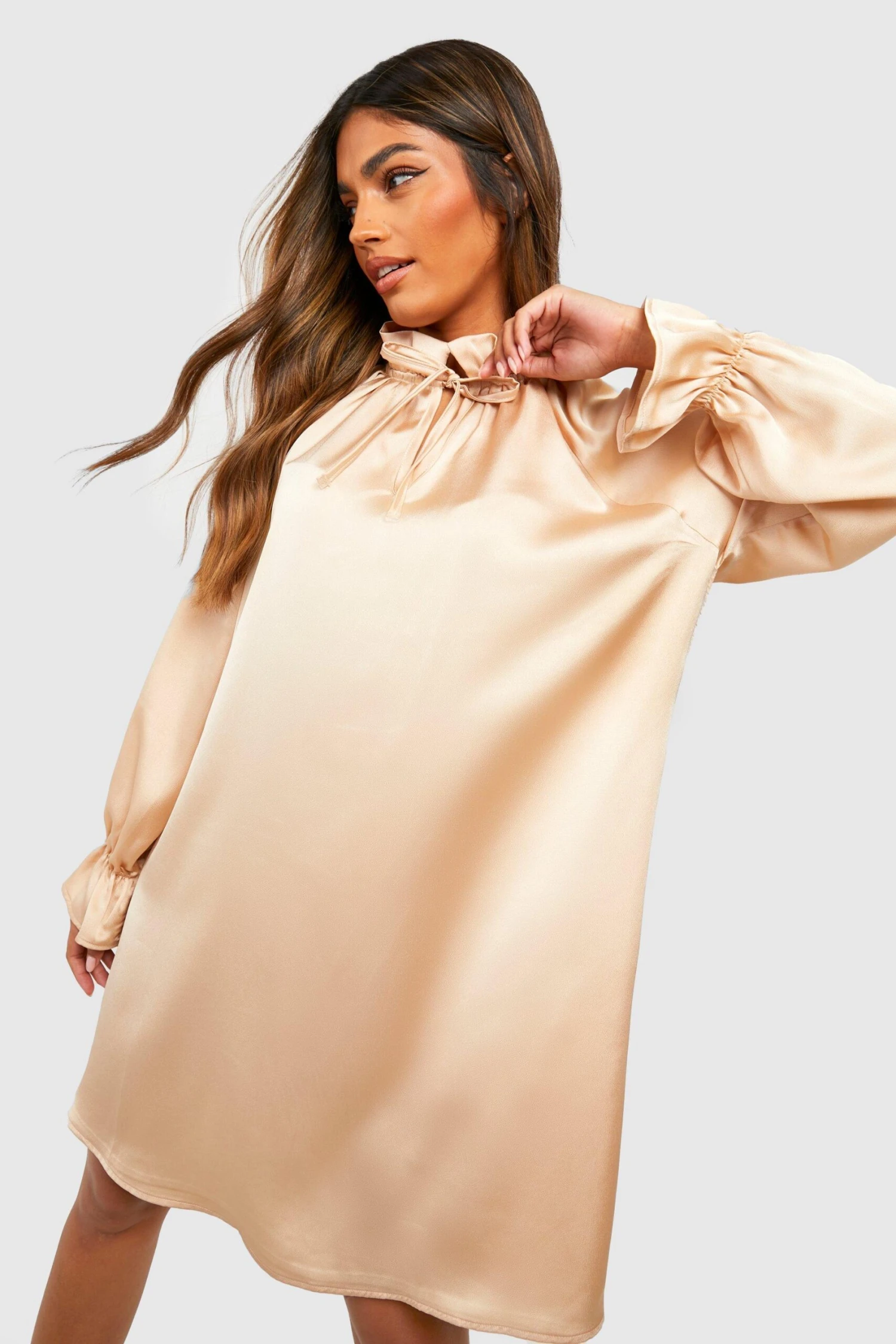 Hochgeschlossenes Rüschen-Kleid Aus Satin 3 Hochgeschlossenes Rüschen-Kleid Aus Satin