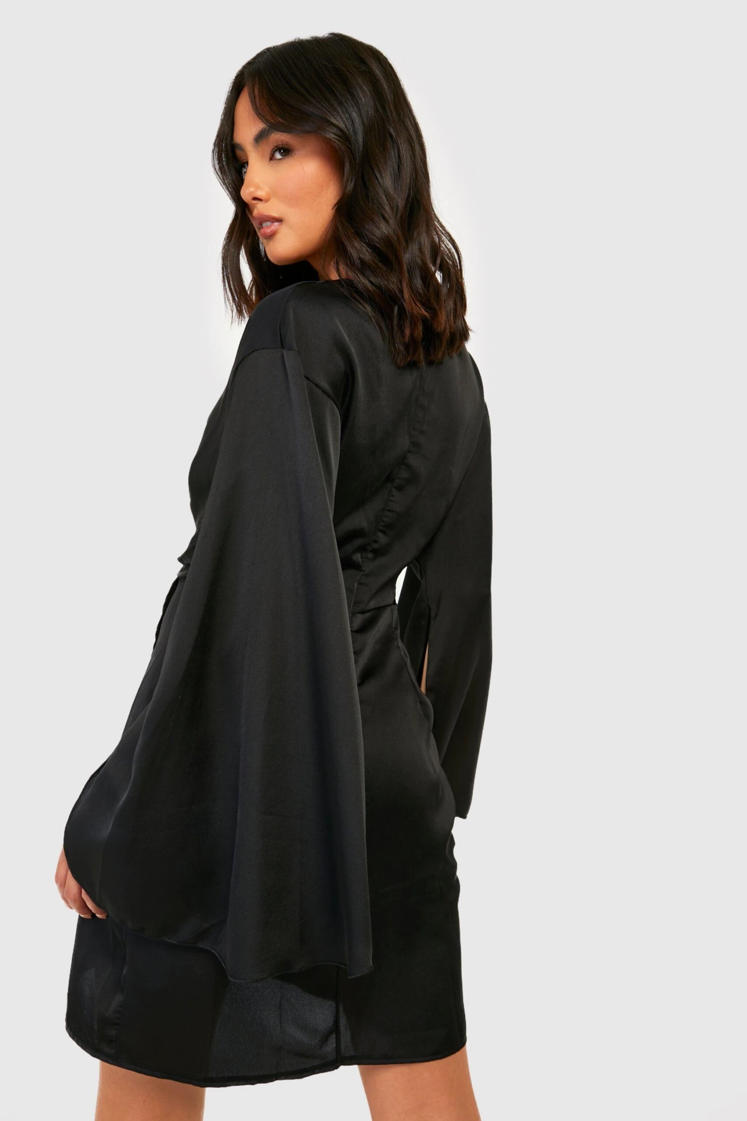 Satin-Wickelkleid Mit Cape-Ärmeln 4 Satin-Wickelkleid Mit Cape-Ärmeln – Bild 2