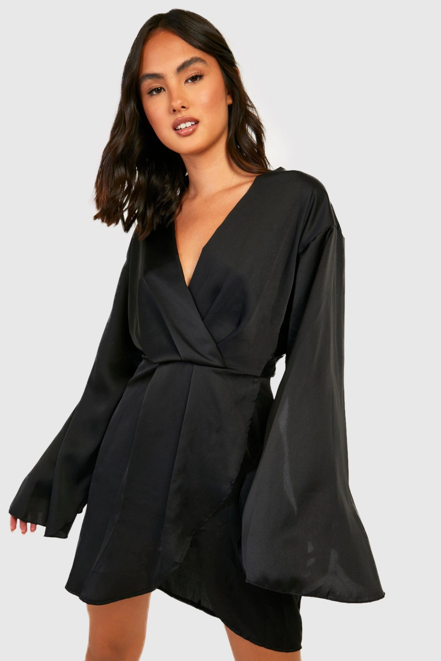 Satin-Wickelkleid Mit Cape-Ärmeln 5 Satin-Wickelkleid Mit Cape-Ärmeln – Bild 3