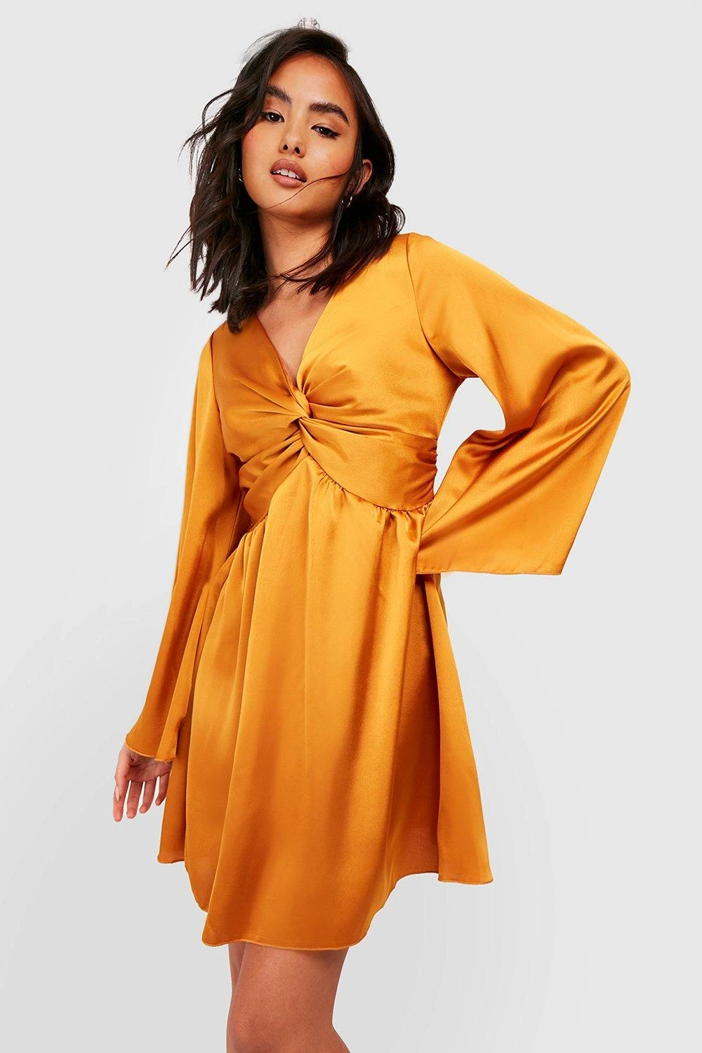 Satin-Skaterkleid Mit Weiten Ärmeln 3 Satin-Skaterkleid Mit Weiten Ärmeln