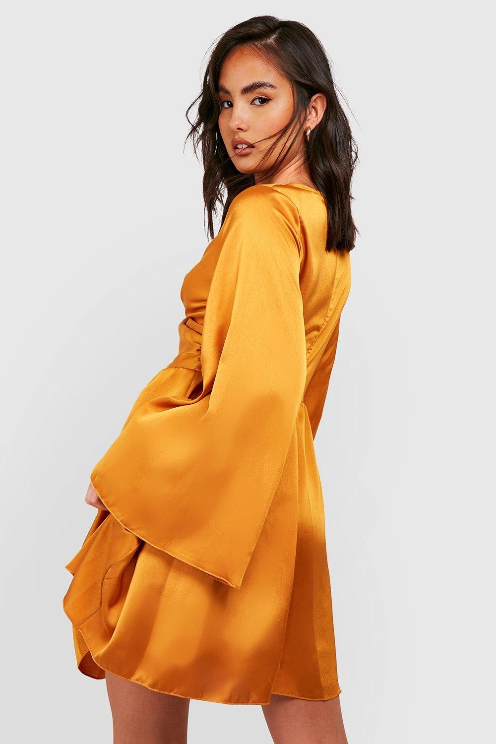 Satin-Skaterkleid Mit Weiten Ärmeln 4 Satin-Skaterkleid Mit Weiten Ärmeln – Bild 2