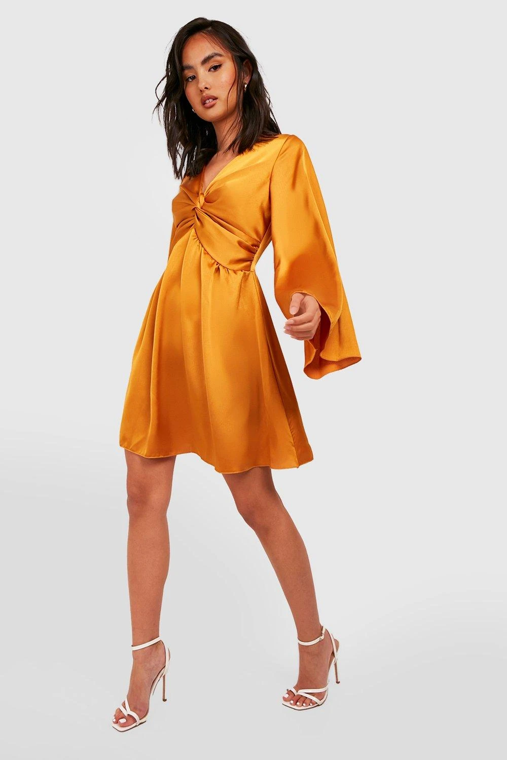 Satin-Skaterkleid Mit Weiten Ärmeln 5 Satin-Skaterkleid Mit Weiten Ärmeln – Bild 3