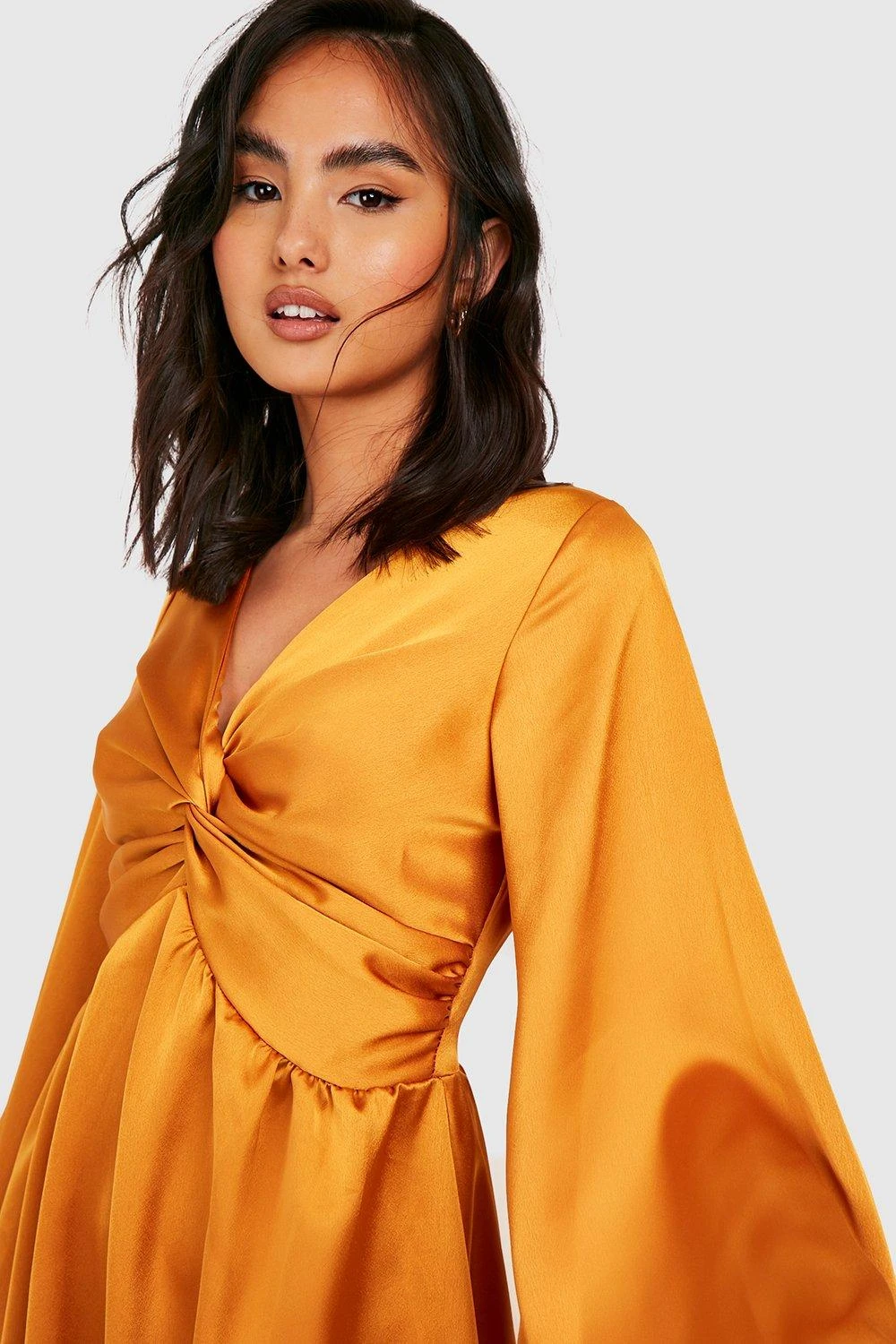 Satin-Skaterkleid Mit Weiten Ärmeln 6 Satin-Skaterkleid Mit Weiten Ärmeln – Bild 4