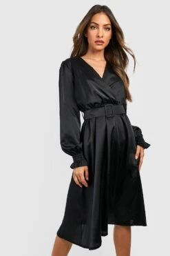 Midi-Skaterkleid Aus Satin Mit Gürtel Und Gerafften Bündchen