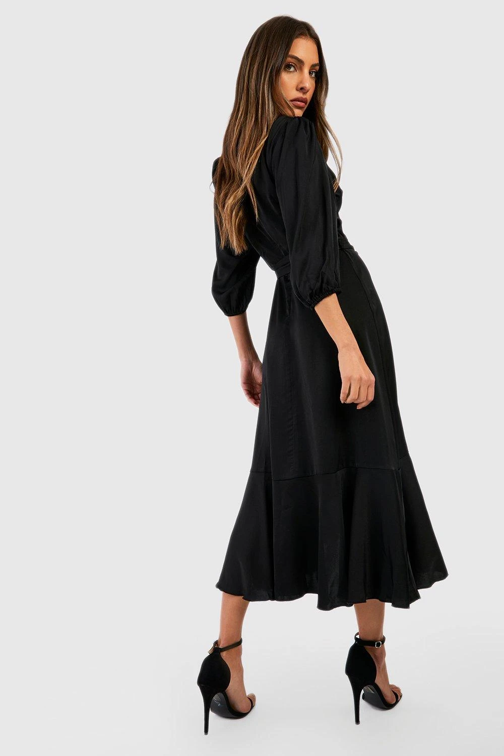 Gestuftes Satin-Midikleid Mit Rüschen-Saum 4 Gestuftes Satin-Midikleid Mit Rüschen-Saum – Bild 2