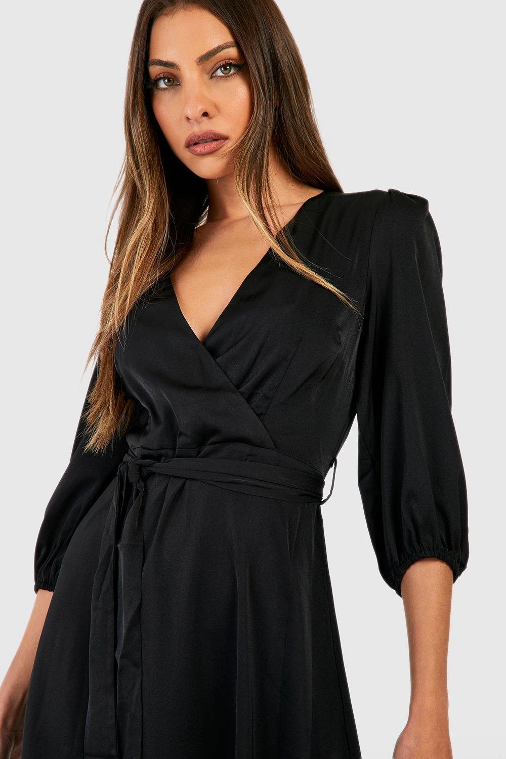 Gestuftes Satin-Midikleid Mit Rüschen-Saum 6 Gestuftes Satin-Midikleid Mit Rüschen-Saum – Bild 4