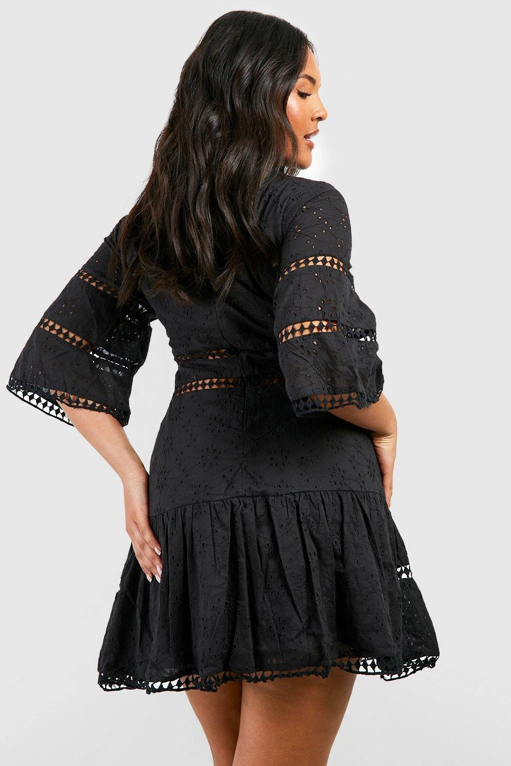 Plus Gestuftes Broderie Smok-Kleid 4 Plus Gestuftes Broderie Smok-Kleid – Bild 2