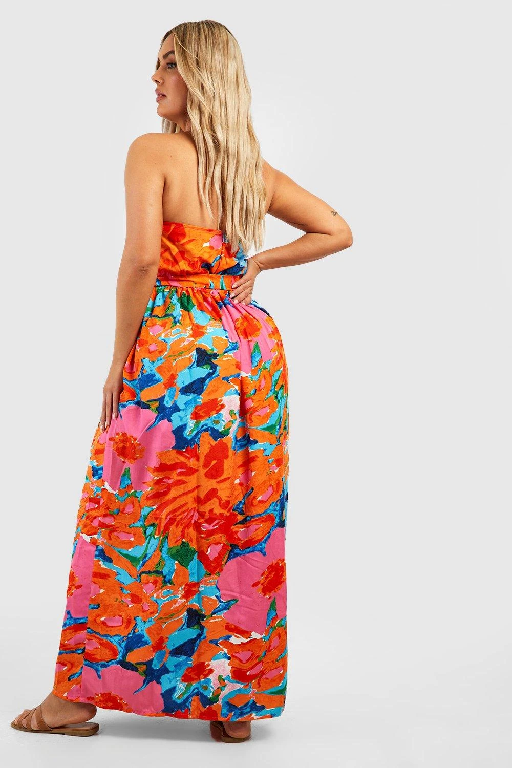 Plus Florales Neckholder-Maxikleid 4 Plus Florales Neckholder-Maxikleid – Bild 2