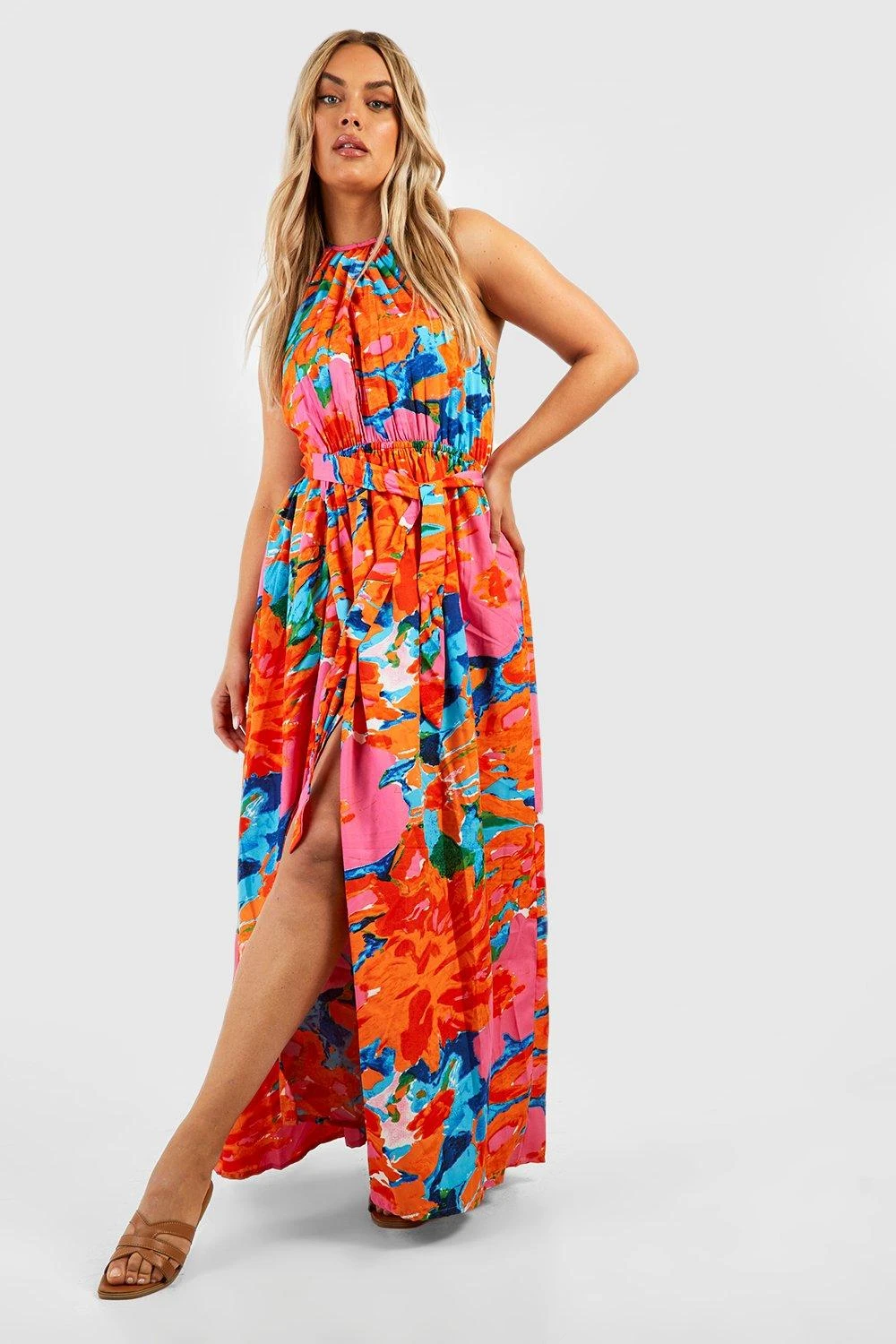 Plus Florales Neckholder-Maxikleid 5 Plus Florales Neckholder-Maxikleid – Bild 3