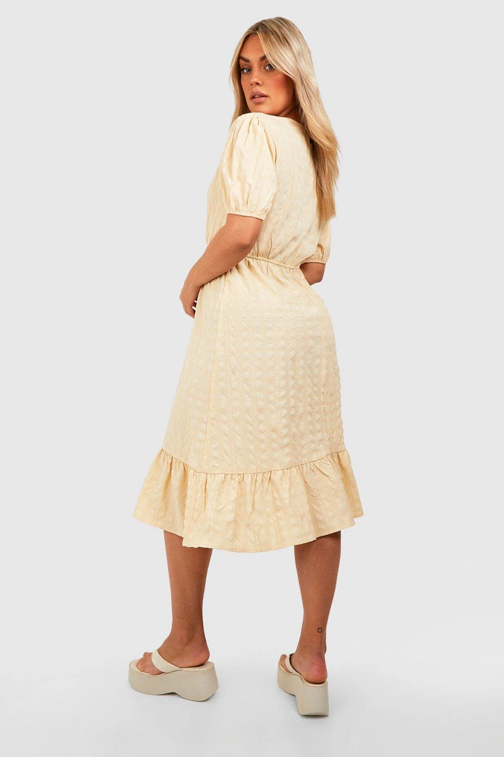 Plus Seersucker Wickel-Midikleid 4 Plus Seersucker Wickel-Midikleid – Bild 2