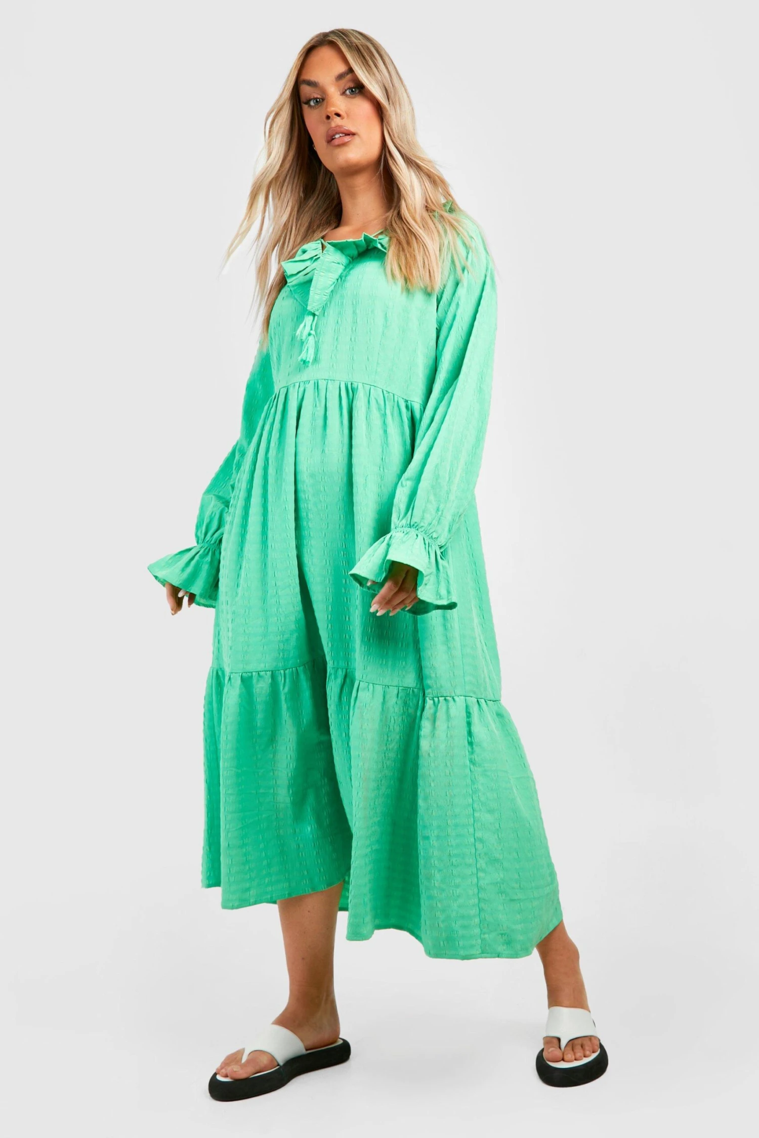 Plus Strukturiertes Rüschen-Smokkleid 3 Plus Strukturiertes Rüschen-Smokkleid