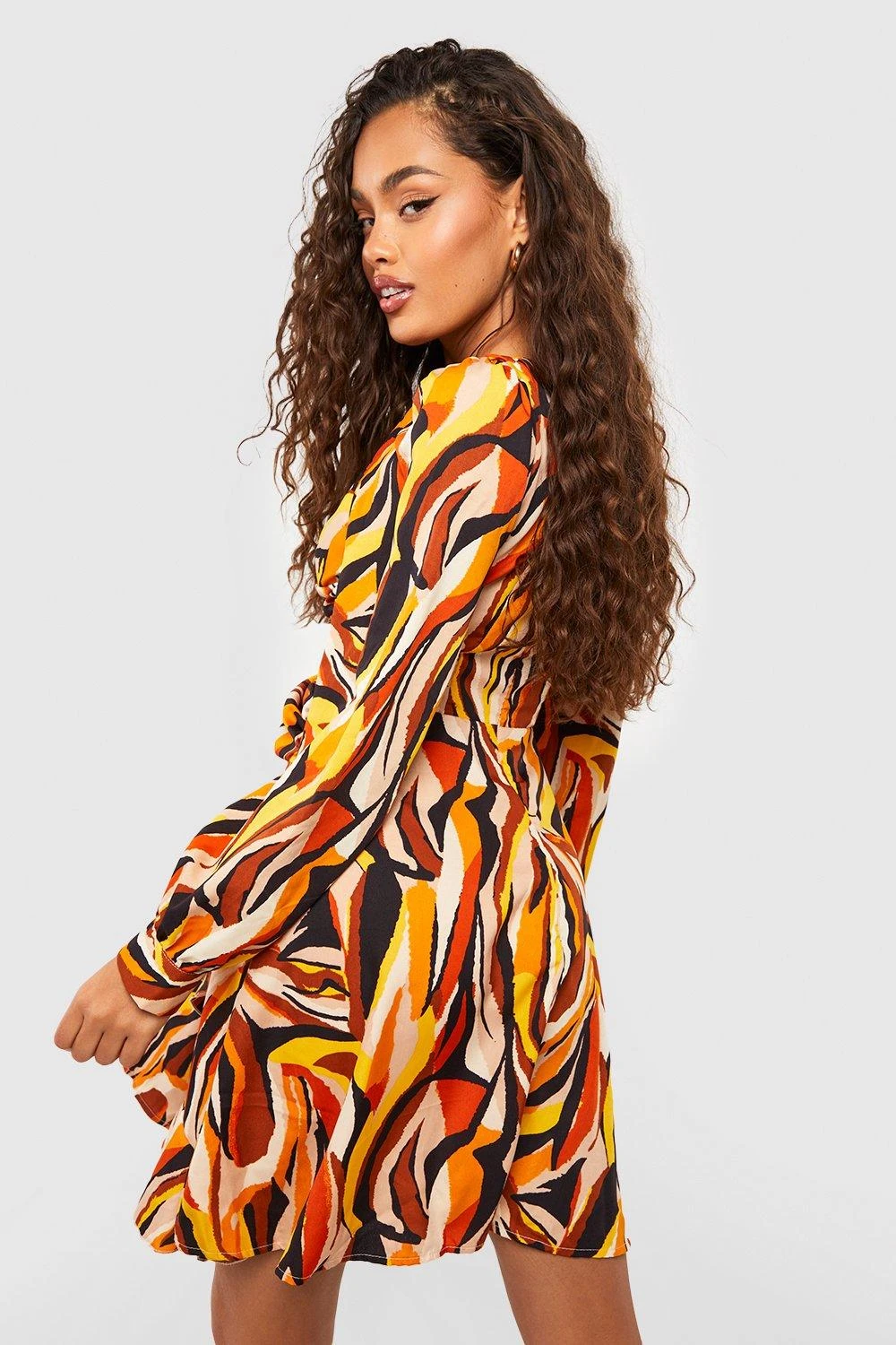 Cut-Out Rüschen-Skaterkleid Mit Abstraktem Print 4 Cut-Out Rüschen-Skaterkleid Mit Abstraktem Print – Bild 2