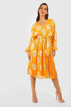 Goldenes Metallic-Midikleid Mit Fledermaus-Ärmeln