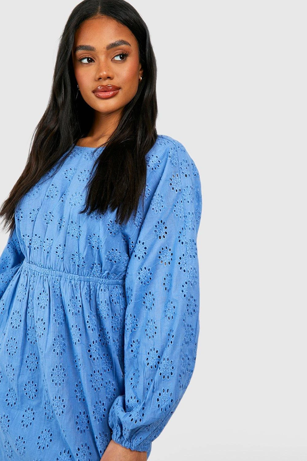 Lochmuster Cut-Out Midikleid 5 Lochmuster Cut-Out Midikleid – Bild 3