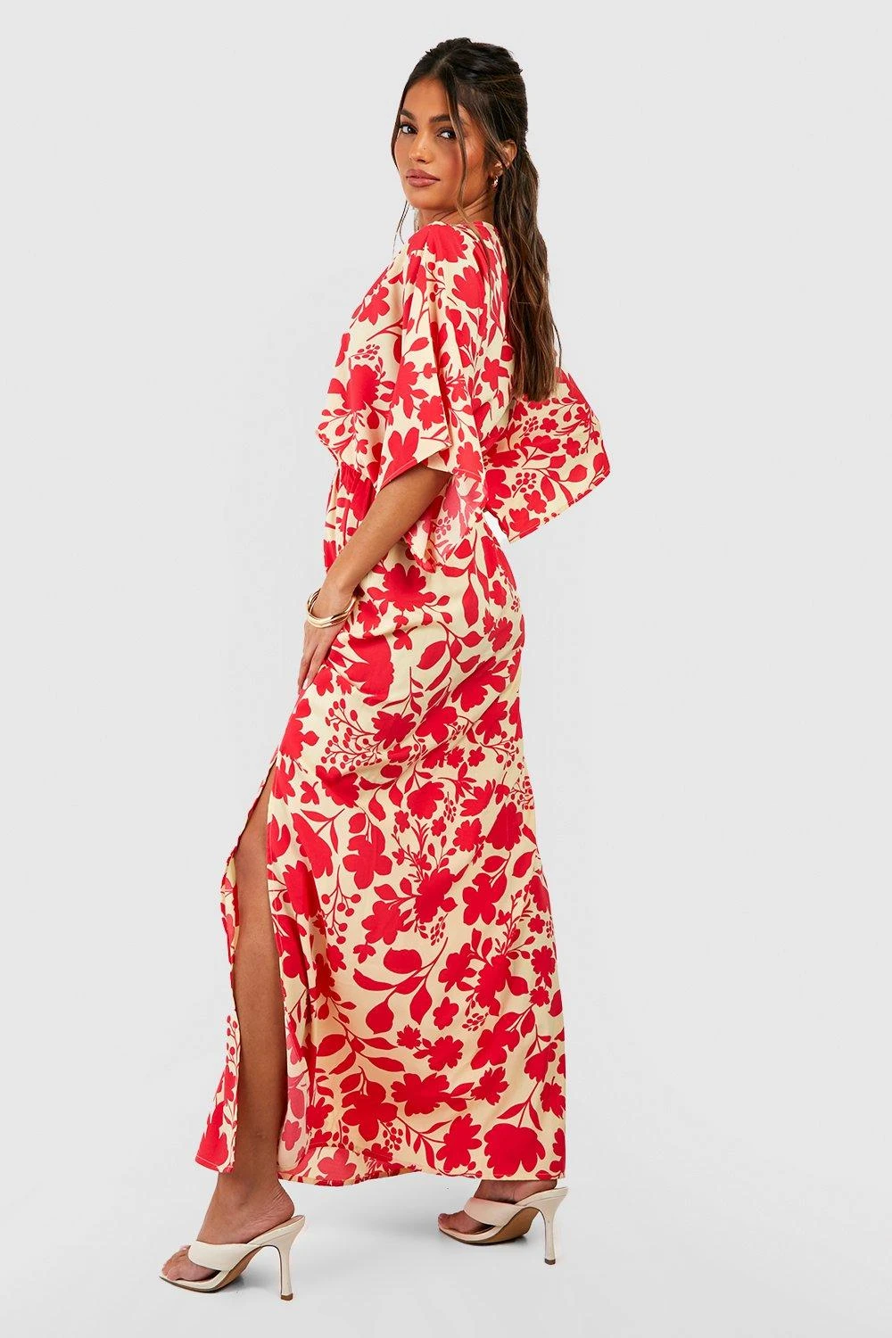 Florales Wickel-Maxikleid Mit Fledermaus-Ärmeln 4 Florales Wickel-Maxikleid Mit Fledermaus-Ärmeln – Bild 2