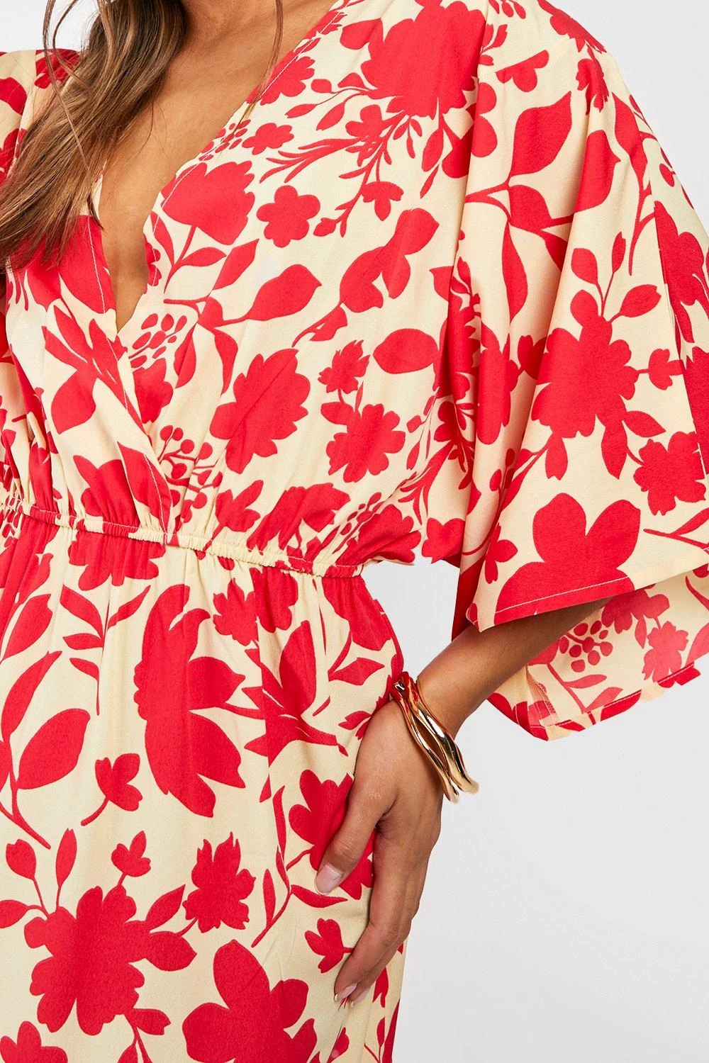 Florales Wickel-Maxikleid Mit Fledermaus-Ärmeln 6 Florales Wickel-Maxikleid Mit Fledermaus-Ärmeln – Bild 4