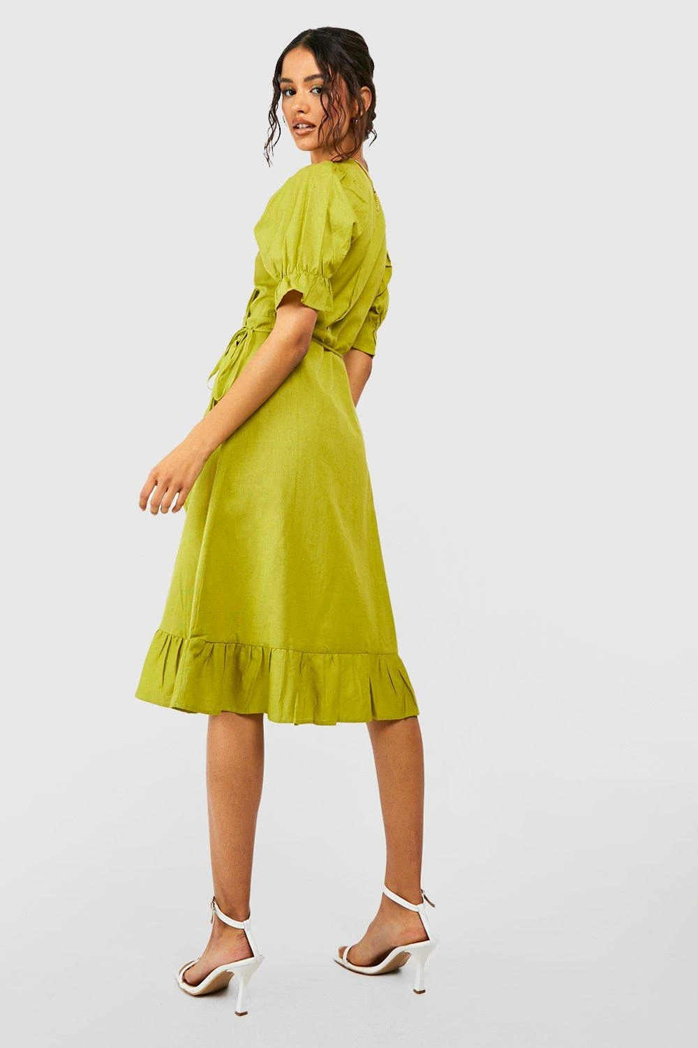 Wickel-Midikleid Mit Rüschen Aus Leinen 4 Wickel-Midikleid Mit Rüschen Aus Leinen – Bild 2