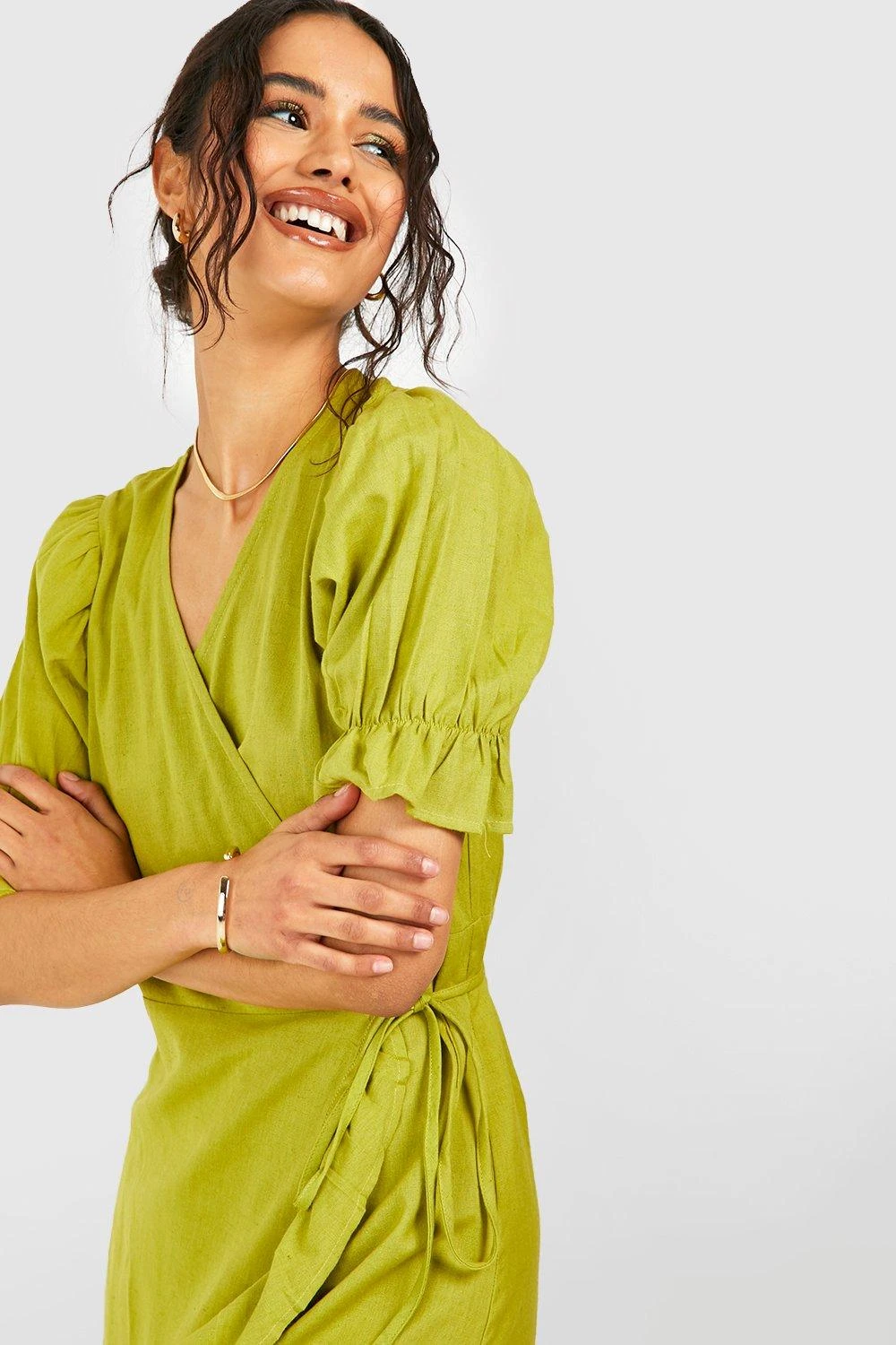 Wickel-Midikleid Mit Rüschen Aus Leinen 6 Wickel-Midikleid Mit Rüschen Aus Leinen – Bild 4