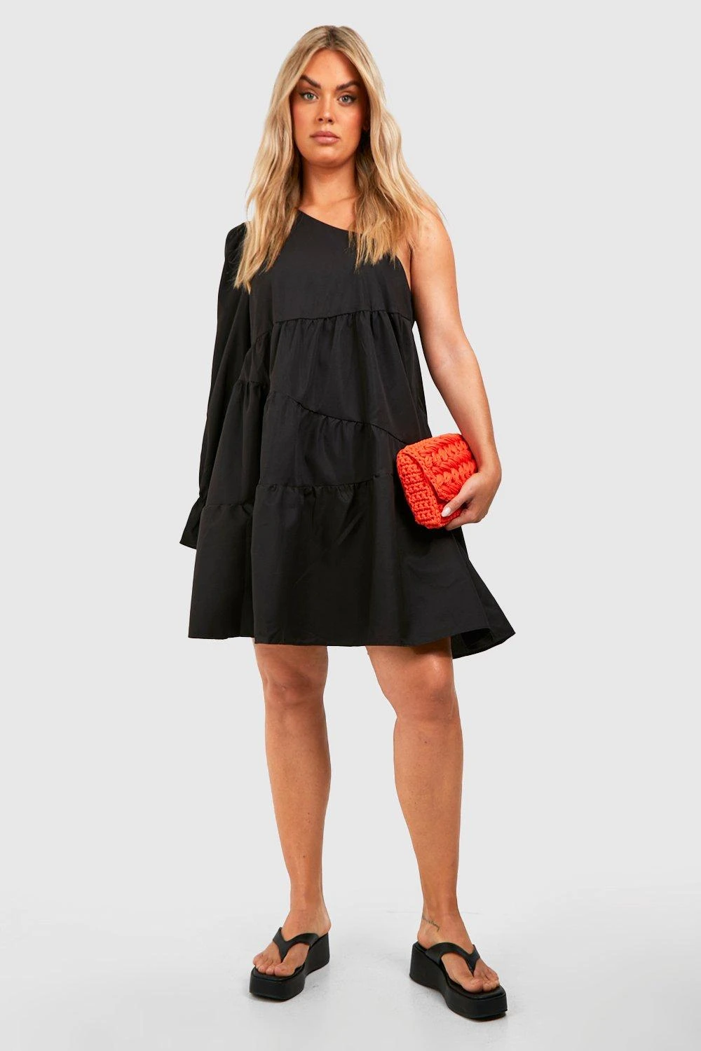 Plus Einärmliges Gestuftes Smokkleid 5 Plus Einärmliges Gestuftes Smokkleid – Bild 3