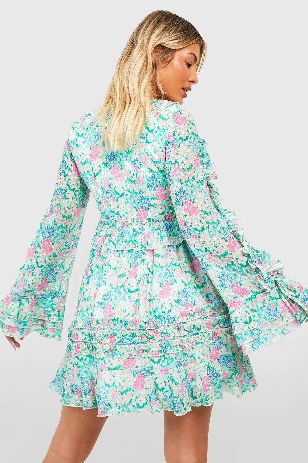 Florales Rüschen-Smokkleid Mit Schnür-Detail 4 Florales Rüschen-Smokkleid Mit Schnür-Detail – Bild 2