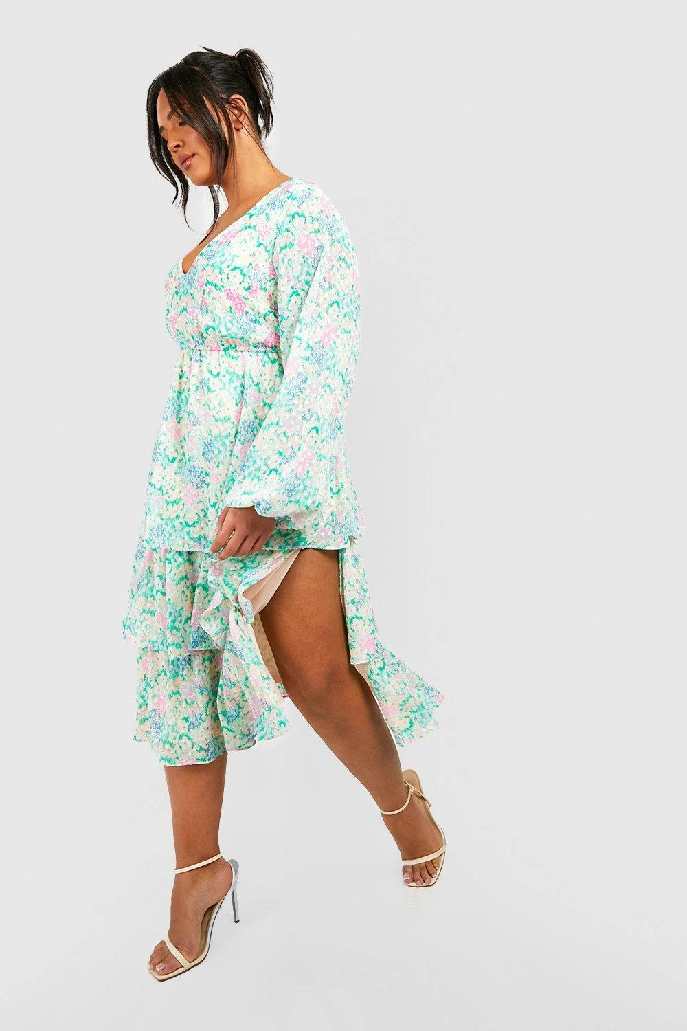 Plus Florales Gestuftes Rüschen-Midikleid 6 Plus Florales Gestuftes Rüschen-Midikleid – Bild 4