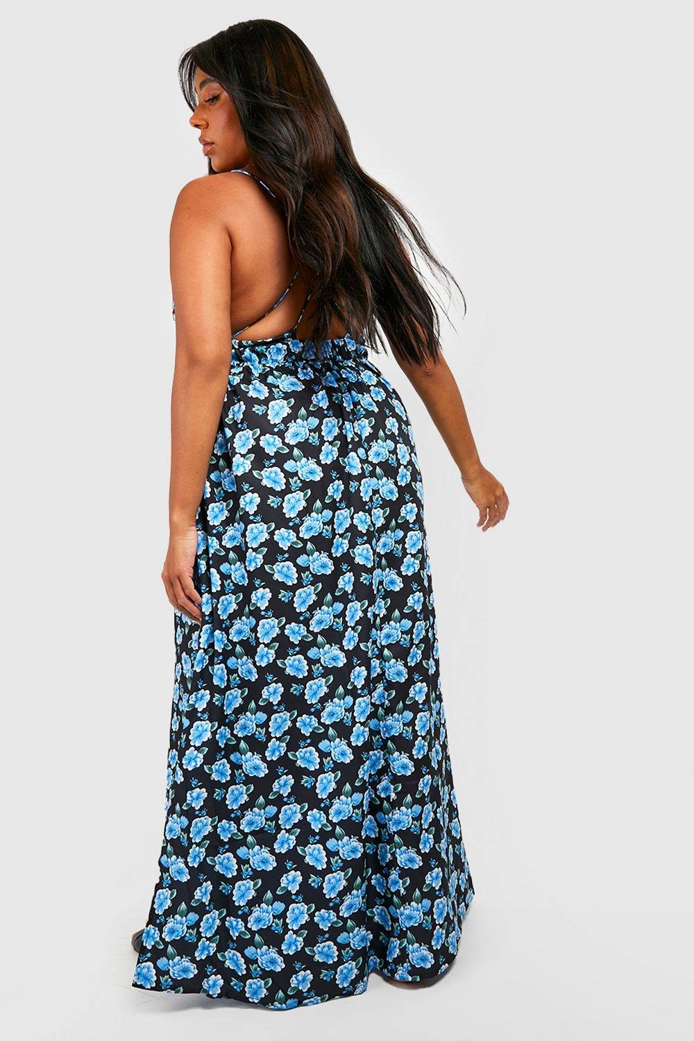 Plus Florales Maxikleid Mit Tiefem Ausschnitt 4 Plus Florales Maxikleid Mit Tiefem Ausschnitt – Bild 2