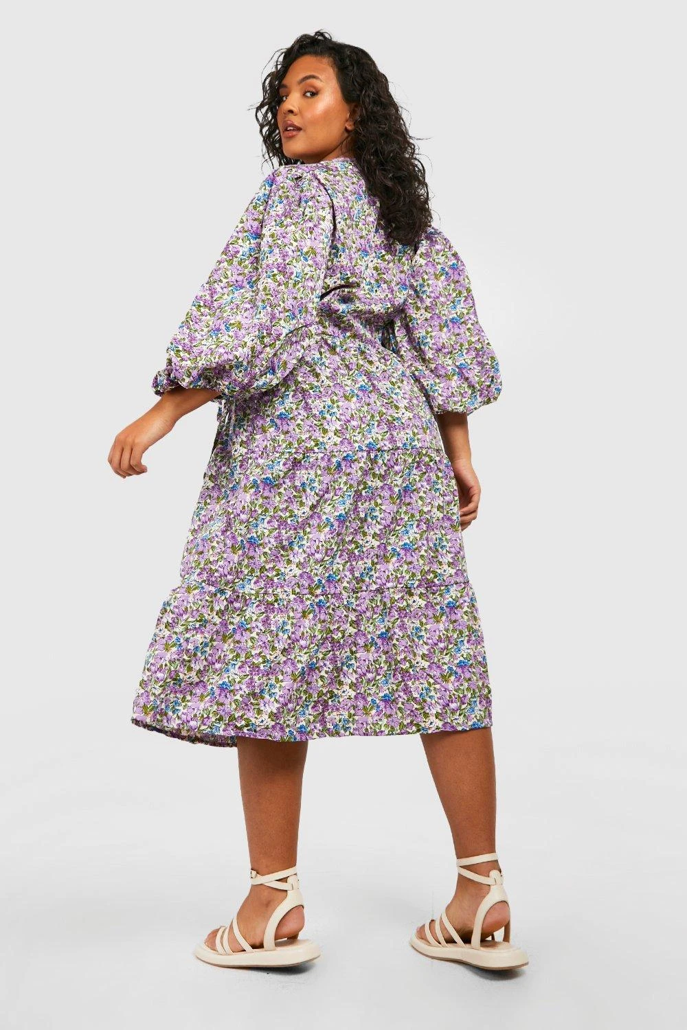 Plus Florales Wickel-Midikleid Mit Puffärmeln 4 Plus Florales Wickel-Midikleid Mit Puffärmeln – Bild 2