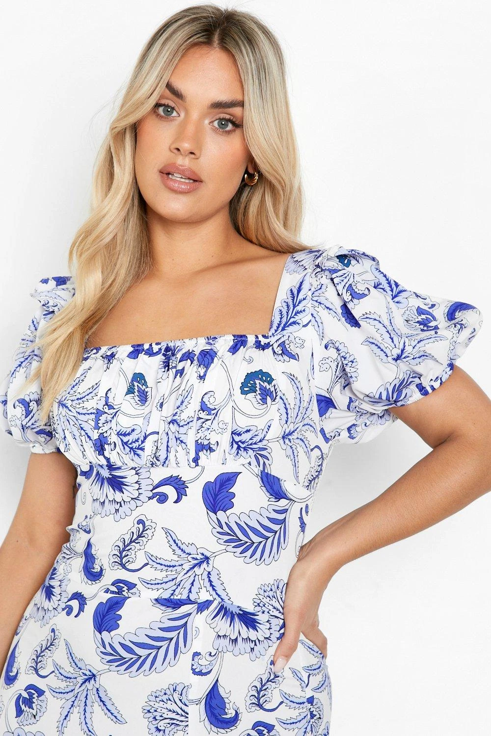 Plus Gerafftes Maxikleid Mit Pozellan-Print 6 Plus Gerafftes Maxikleid Mit Pozellan-Print – Bild 4