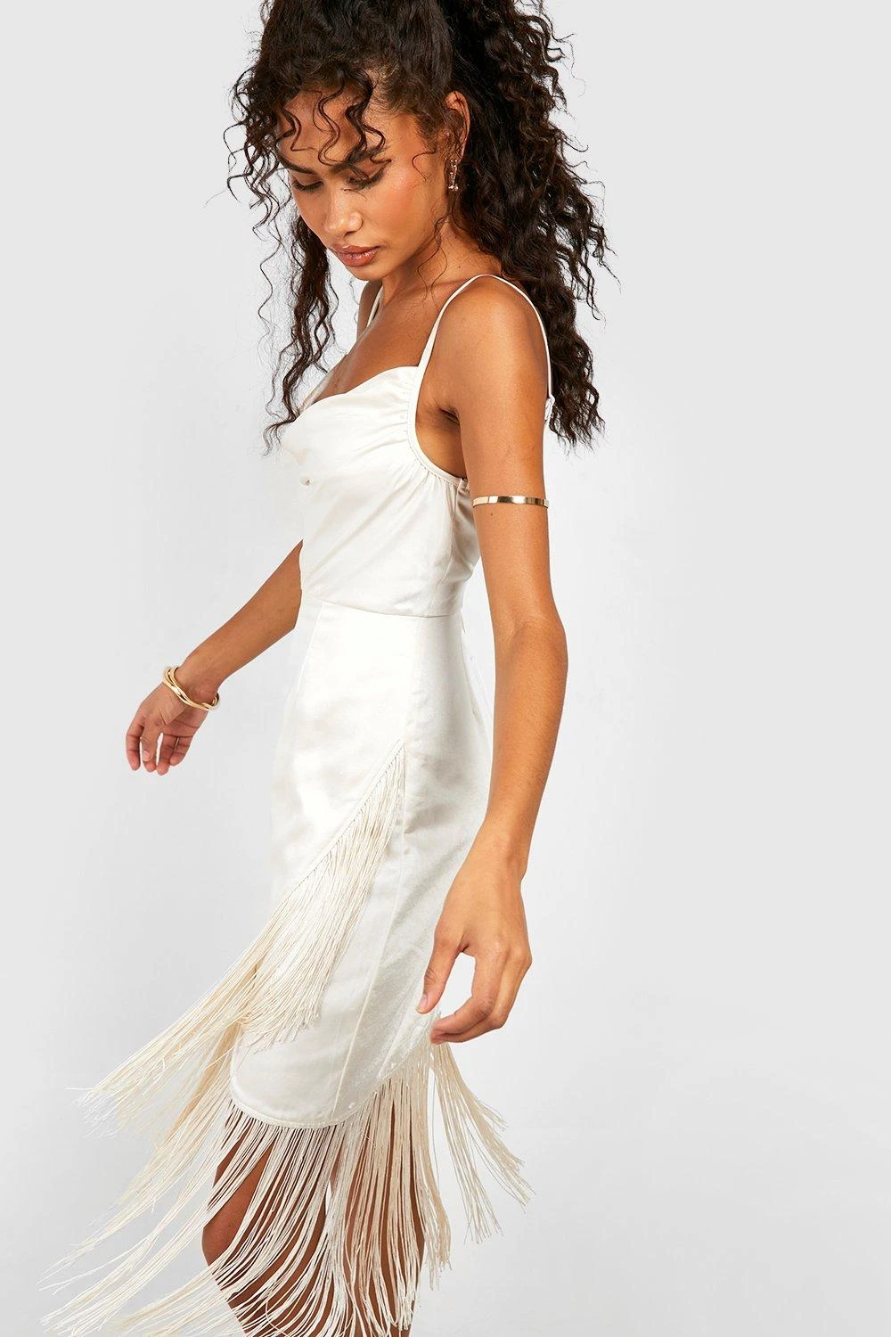 Wickel-Midikleid Aus Satin Mit Quasten 5 Wickel-Midikleid Aus Satin Mit Quasten – Bild 3