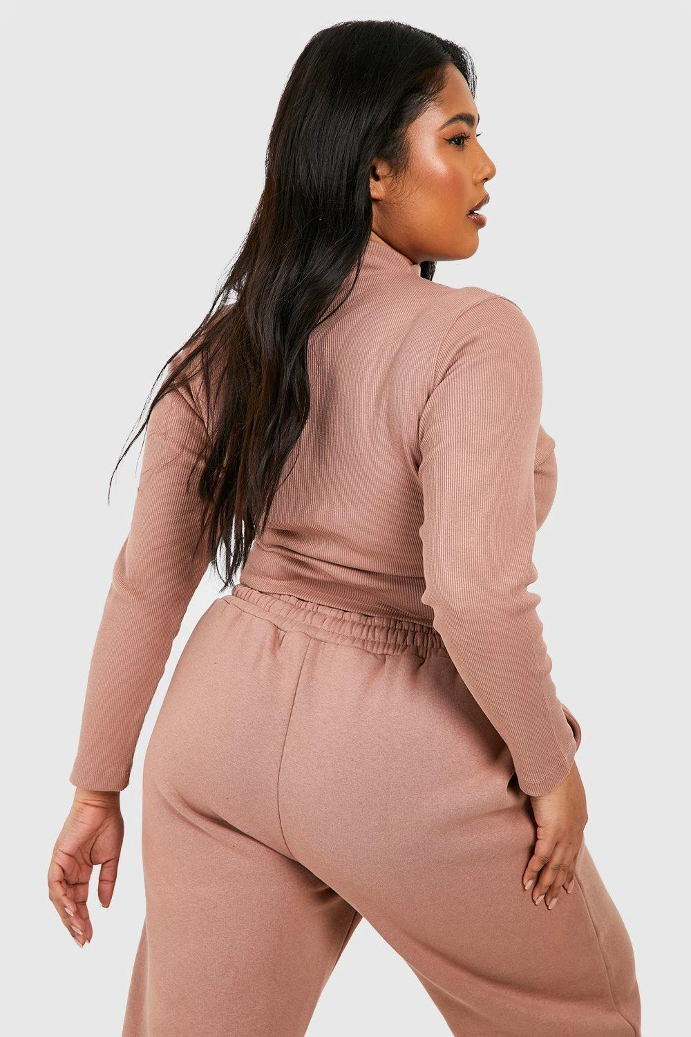 Plus Hochgeschlossenes Oberteil Mit Naht-Detail 4 Plus Hochgeschlossenes Oberteil Mit Naht-Detail – Bild 2