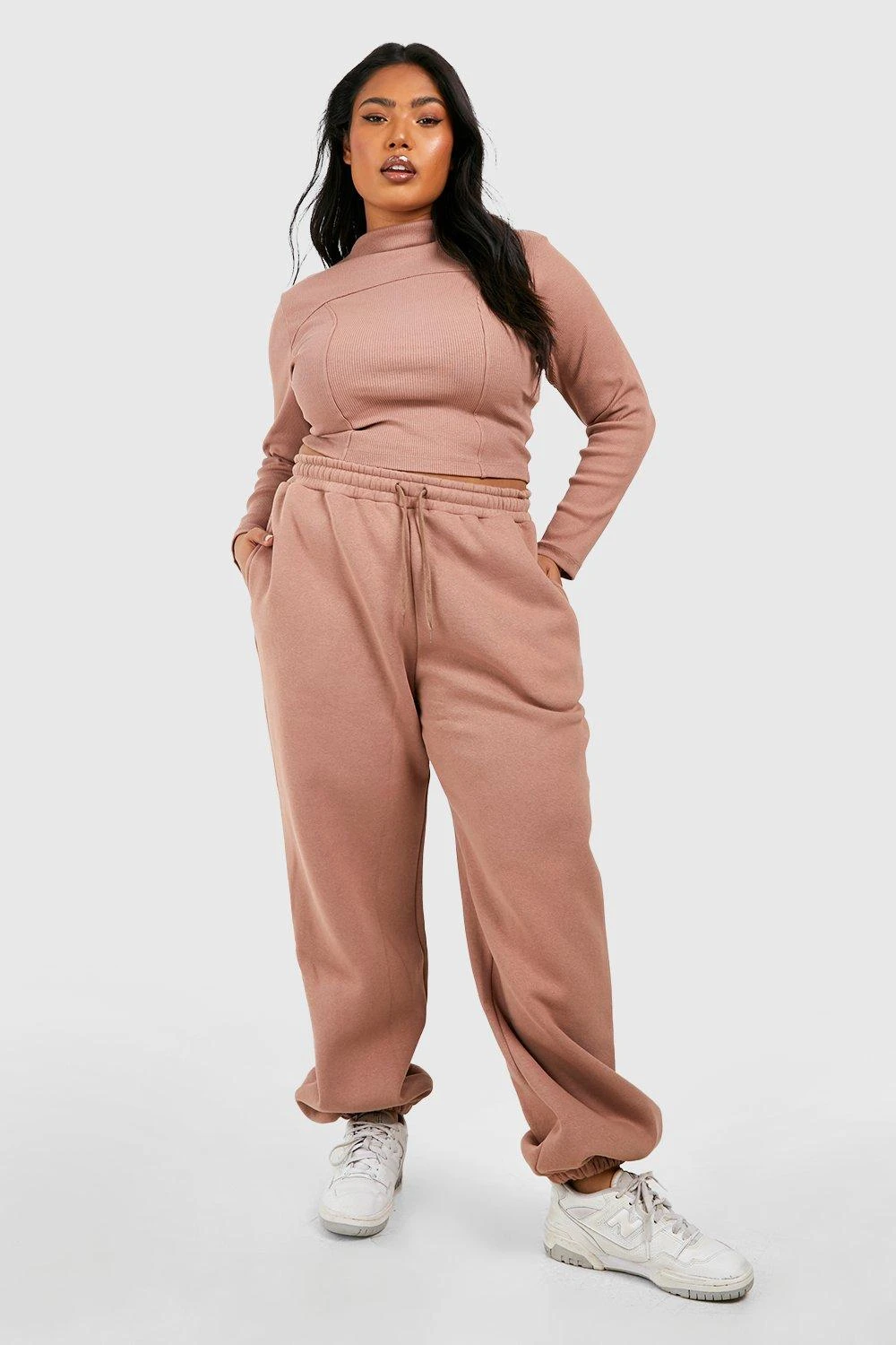 Plus Hochgeschlossenes Oberteil Mit Naht-Detail 5 Plus Hochgeschlossenes Oberteil Mit Naht-Detail – Bild 3