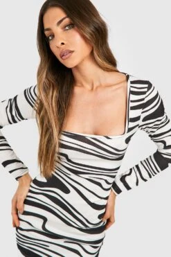 Geripptes Bodycon-Kleid Mit Geradem Ausschnitt Und Print